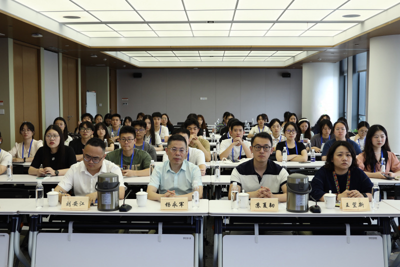浙江大學(xué)經(jīng)濟(jì)學(xué)院、國際聯(lián)合商學(xué)院全國優(yōu)秀大學(xué)生夏令營到浙江東方參訪 劉安江（左一）楊永軍（左二）.jpg